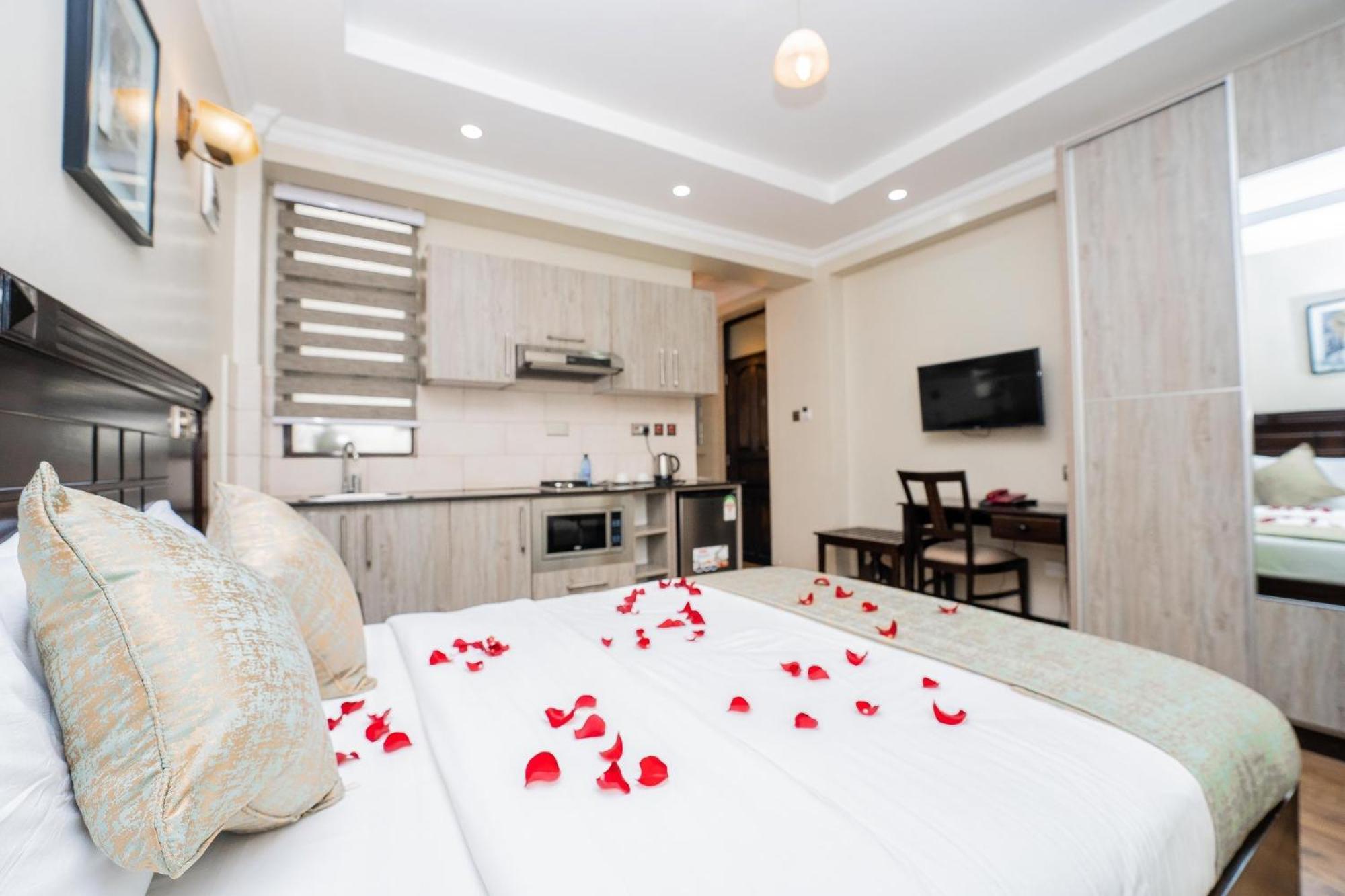 Hemak Suites Nairobi Buitenkant foto