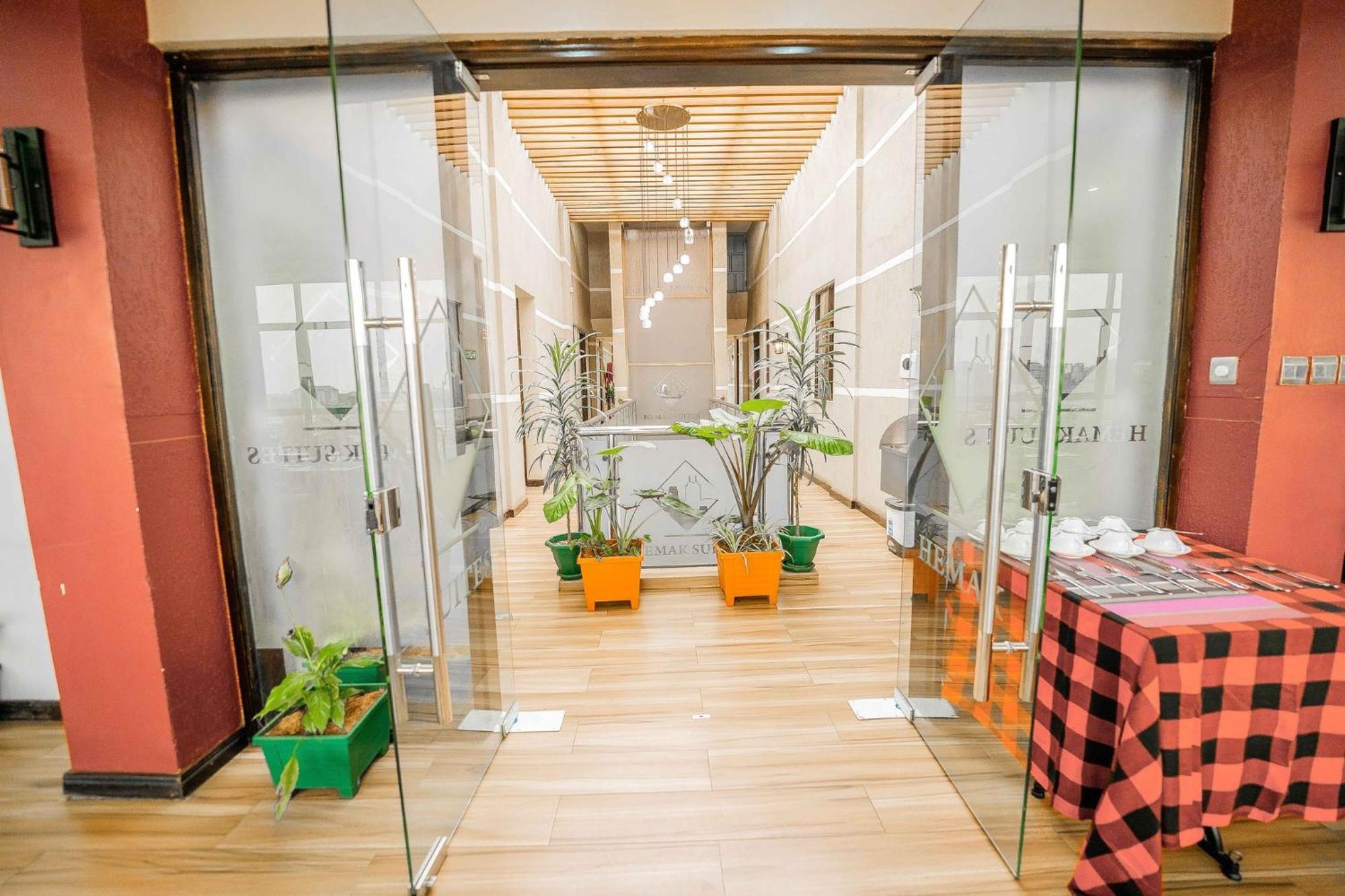 Hemak Suites Nairobi Buitenkant foto