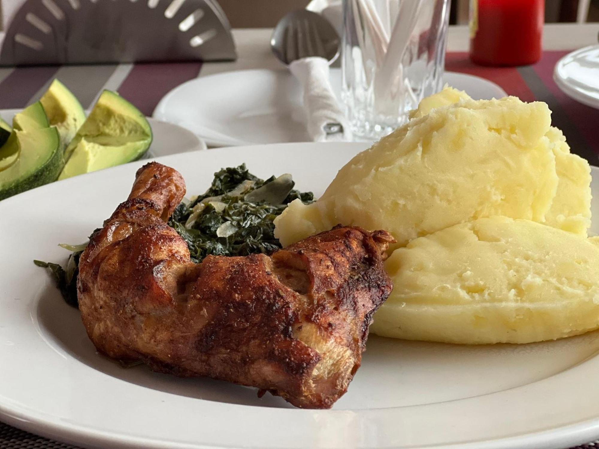 Hemak Suites Nairobi Buitenkant foto