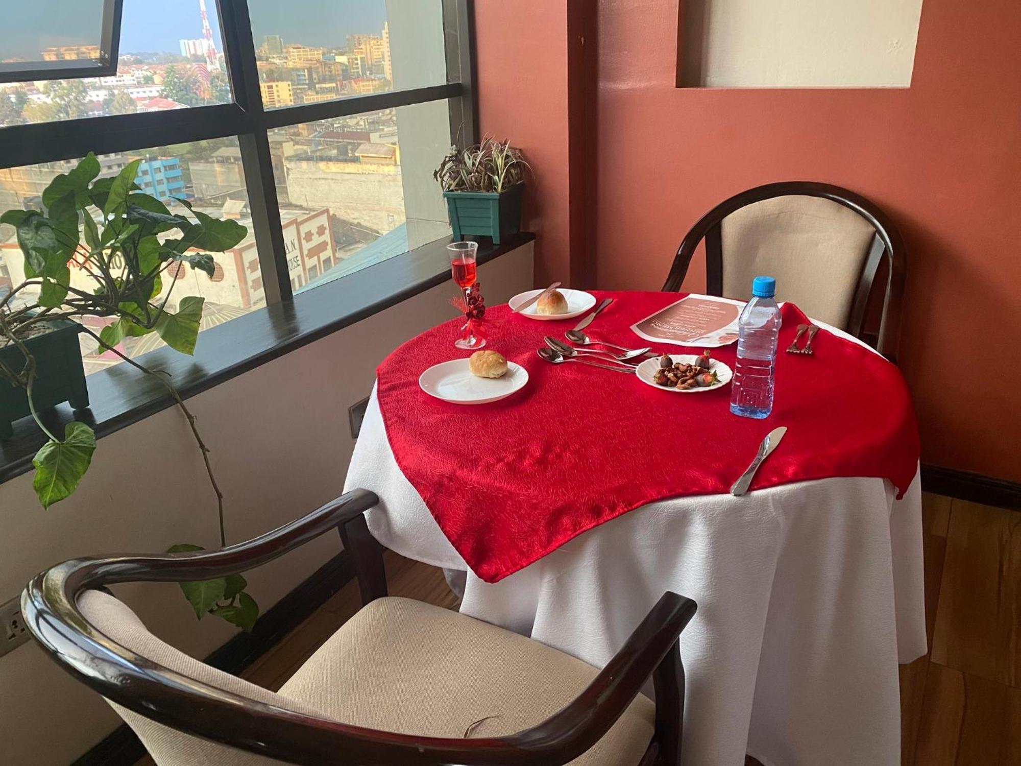 Hemak Suites Nairobi Buitenkant foto